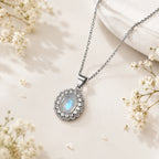 Collar con colgante ovalado de piedra luna engastado con cristales