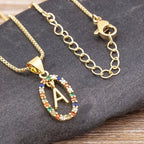 Collar con colgante ovalado inicial