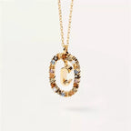 Collar con colgante ovalado inicial c