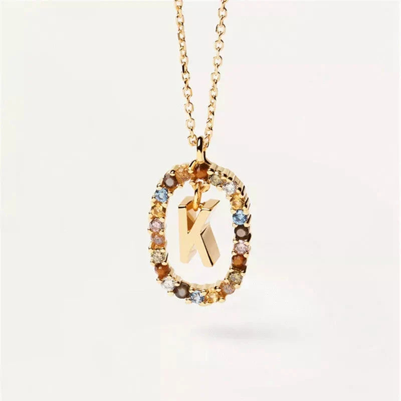 Collar con colgante ovalado inicial k