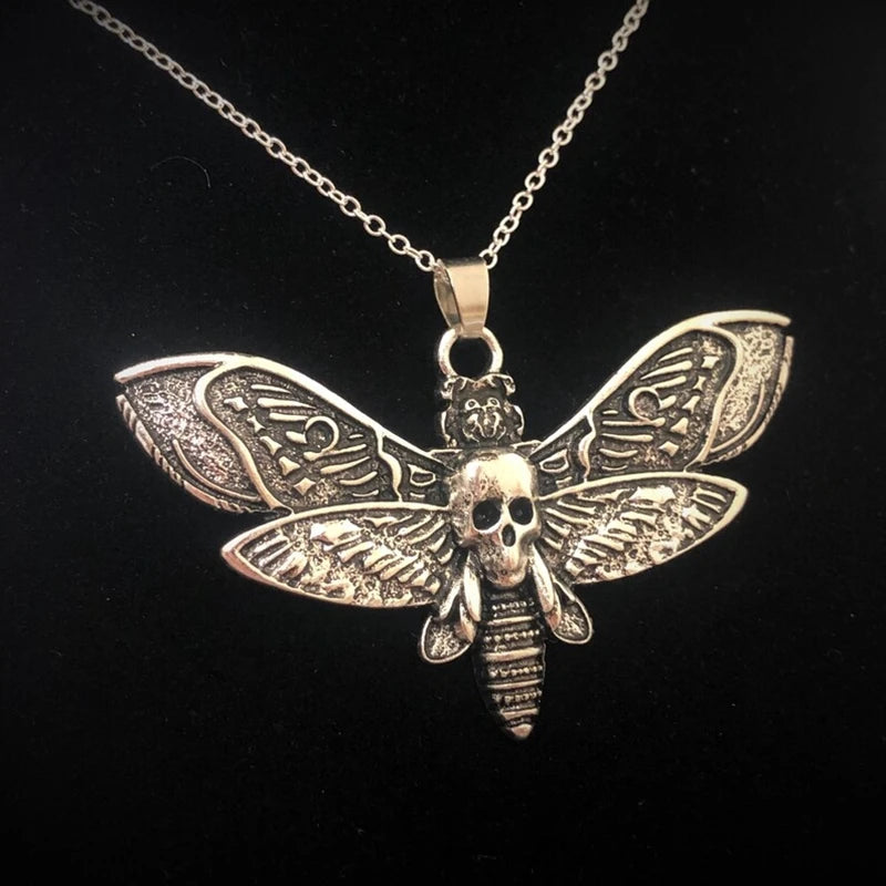 Collar con colgante de mariposa esfinge y calavera