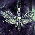 Collar con colgante de mariposa esfinge y calavera