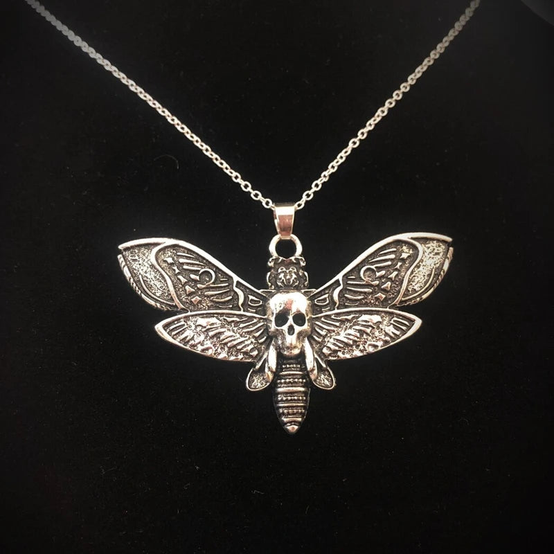 Collar con colgante de mariposa esfinge y calavera 