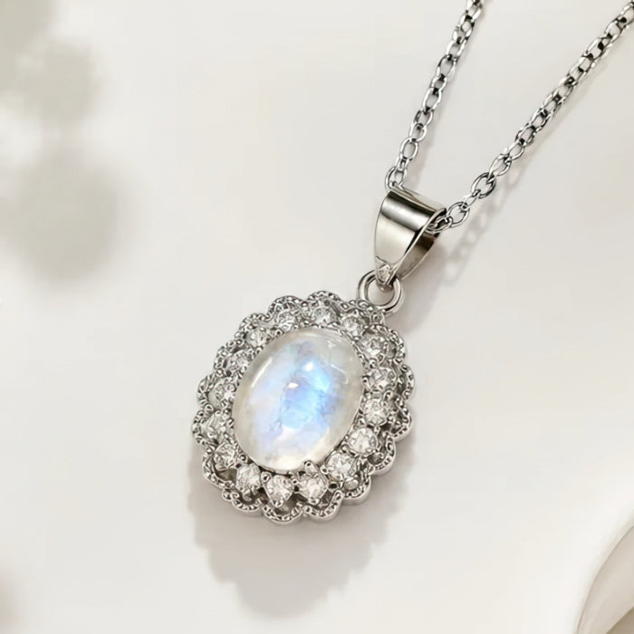 Collar con colgante de pequeña flor de piedra lunar 