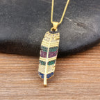 Collar con colgante pluma y circonio 