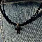Collar con colgante gargantilla cruz brillante negra
