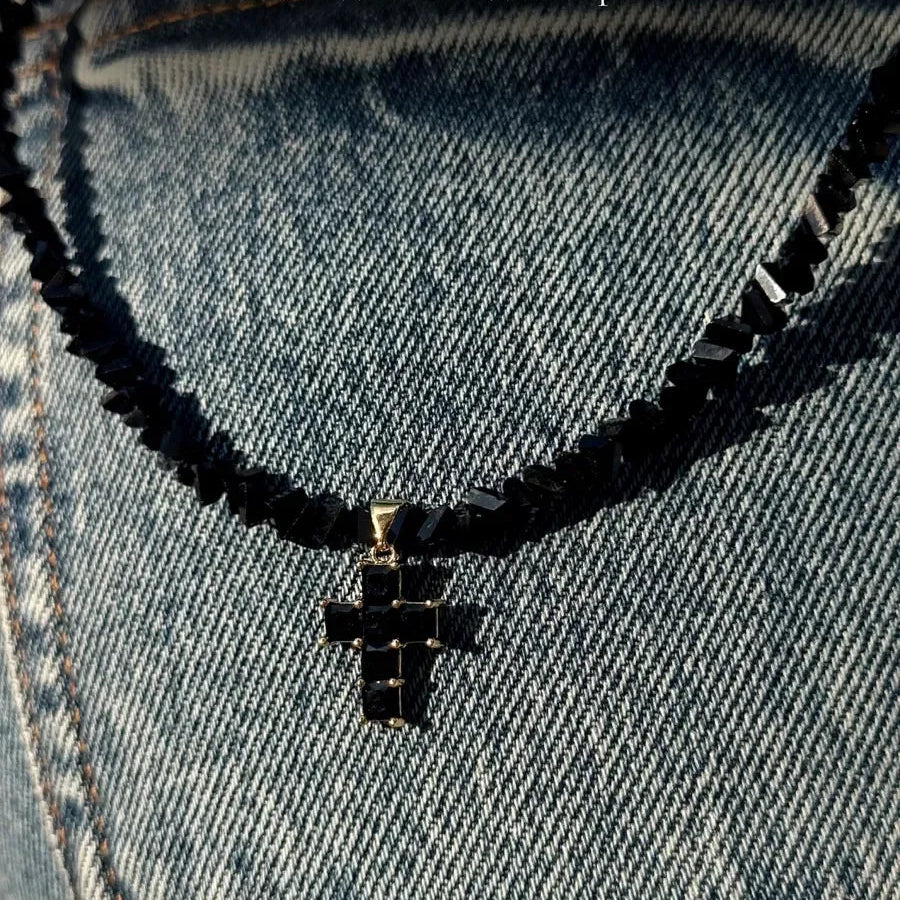 Collar con colgante gargantilla cruz brillante negra