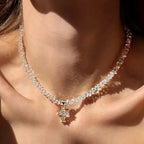 Collar con colgante gargantilla cruz brillante blanca