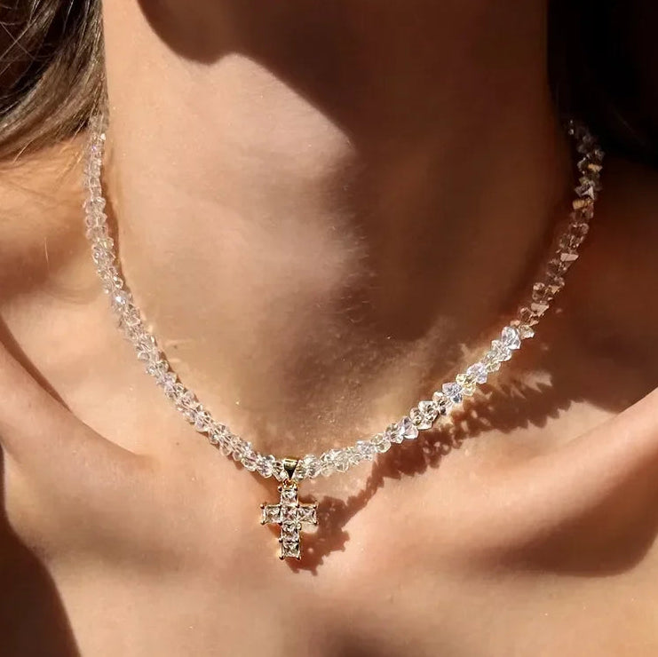 Collar con colgante gargantilla cruz brillante blanca