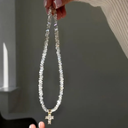 Collar con colgante gargantilla cruz brillante blanca