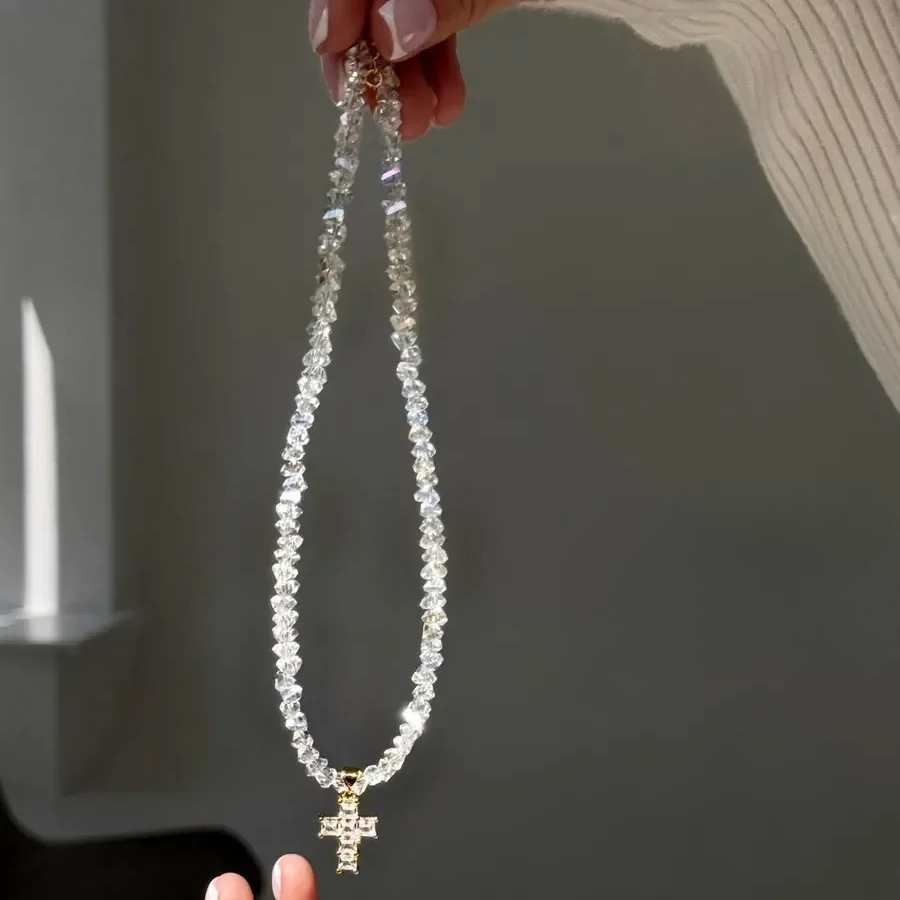 Collar con colgante gargantilla cruz brillante blanca