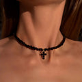 Collar con colgante gargantilla cruz brillante negra