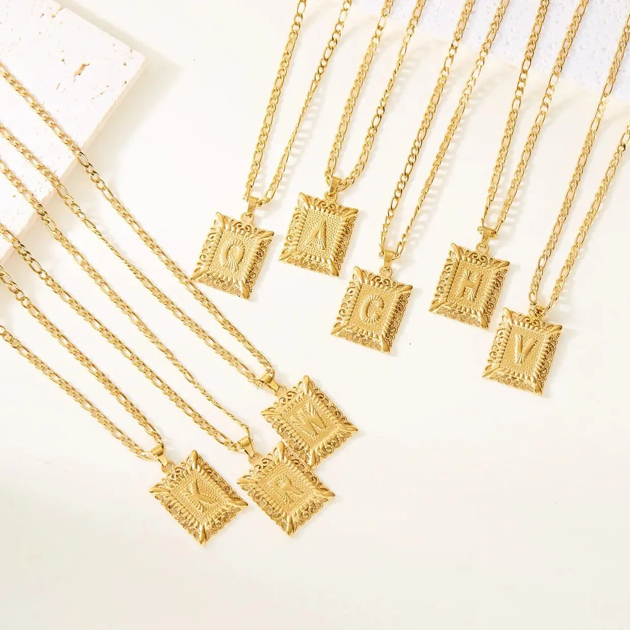 Collar con colgante rectangular con inicial