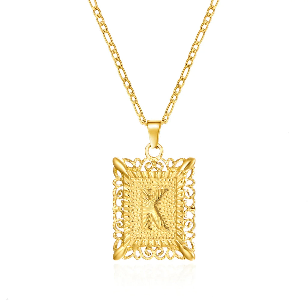 Collar con colgante rectangular con inicial k