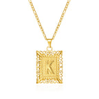 Collar con colgante rectangular con inicial k