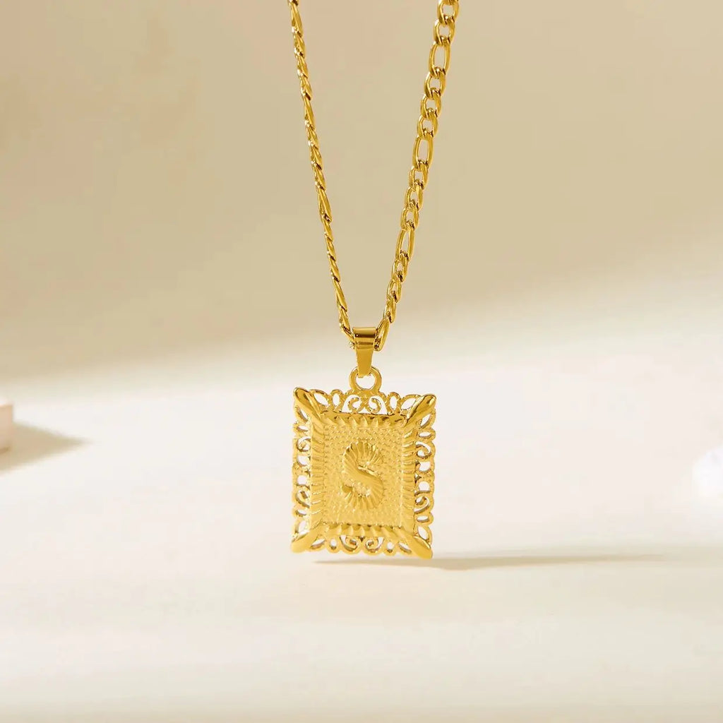 Collar con colgante rectangular con inicial s