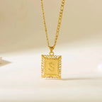 Collar con colgante rectangular con inicial s