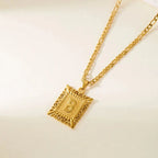 Collar con colgante rectangular con inicial b