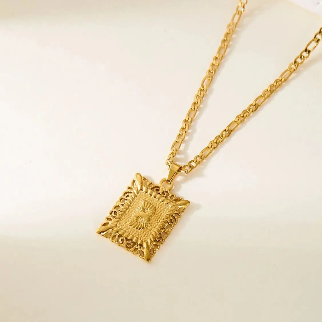 Collar con colgante rectangular con inicial b