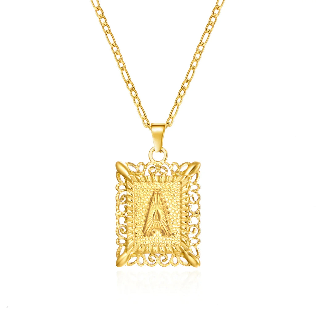 Collar con colgante rectangular con inicial a