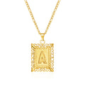 Collar con colgante rectangular con inicial a