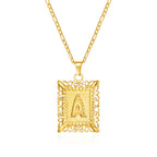 Collar con colgante rectangular con inicial a