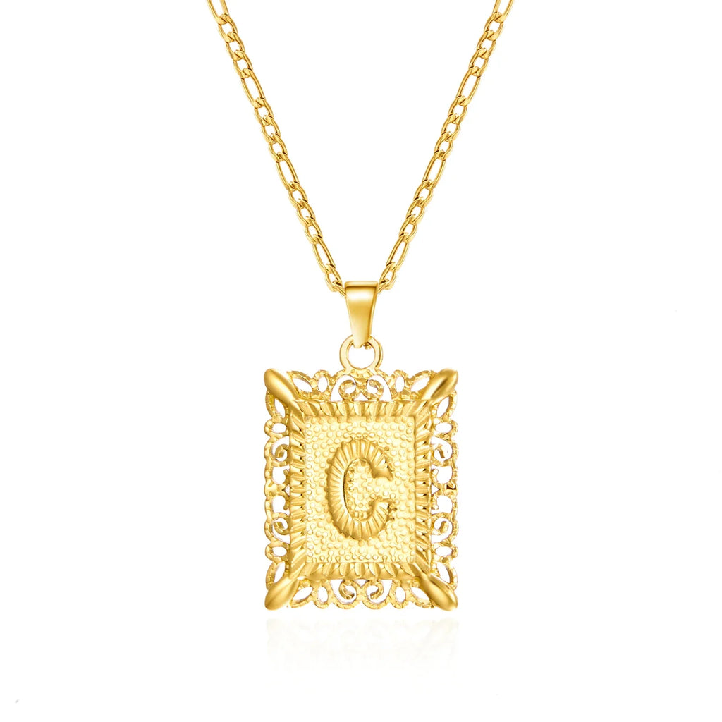 Collar con colgante rectangular con inicial c