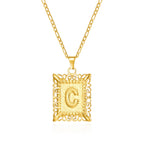 Collar con colgante rectangular con inicial c