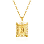 Collar con colgante rectangular con inicial d