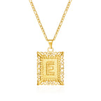 Collar con colgante rectangular con inicial e