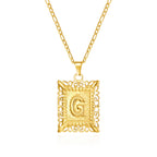 Collar con colgante rectangular con inicial g