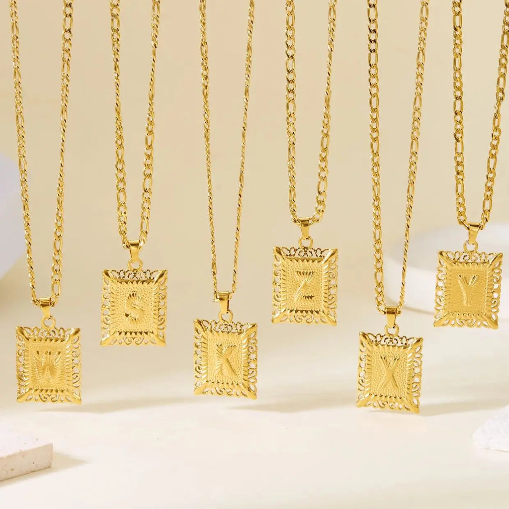 Collar con colgante rectangular con inicial k