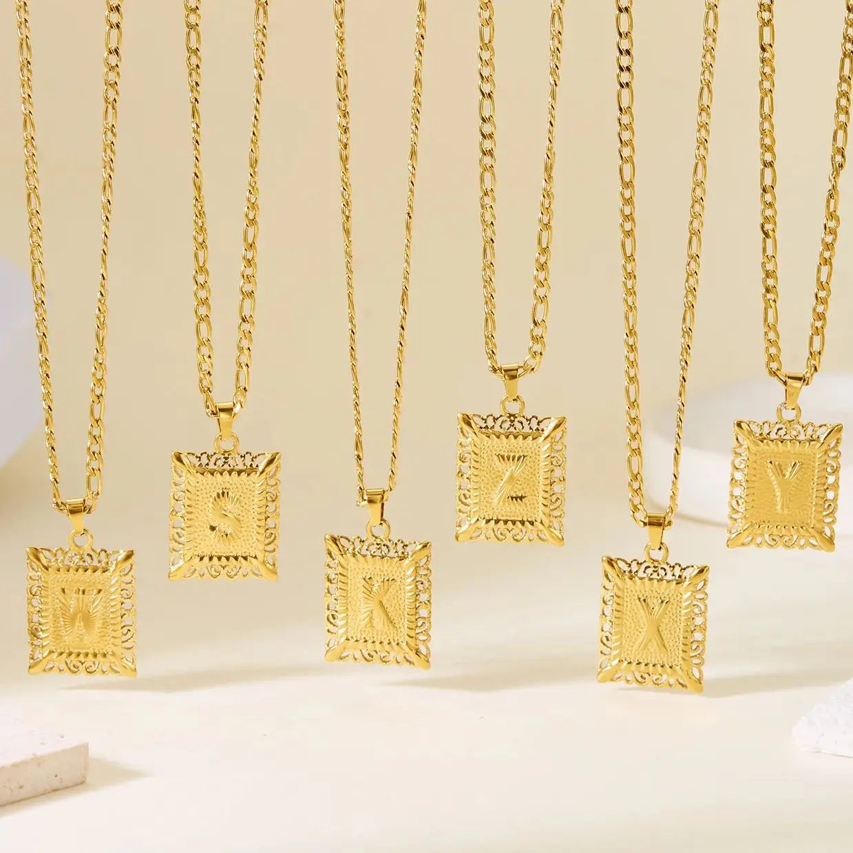 Collar con colgante rectangular con inicial k