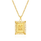 Collar con colgante rectangular con inicial m