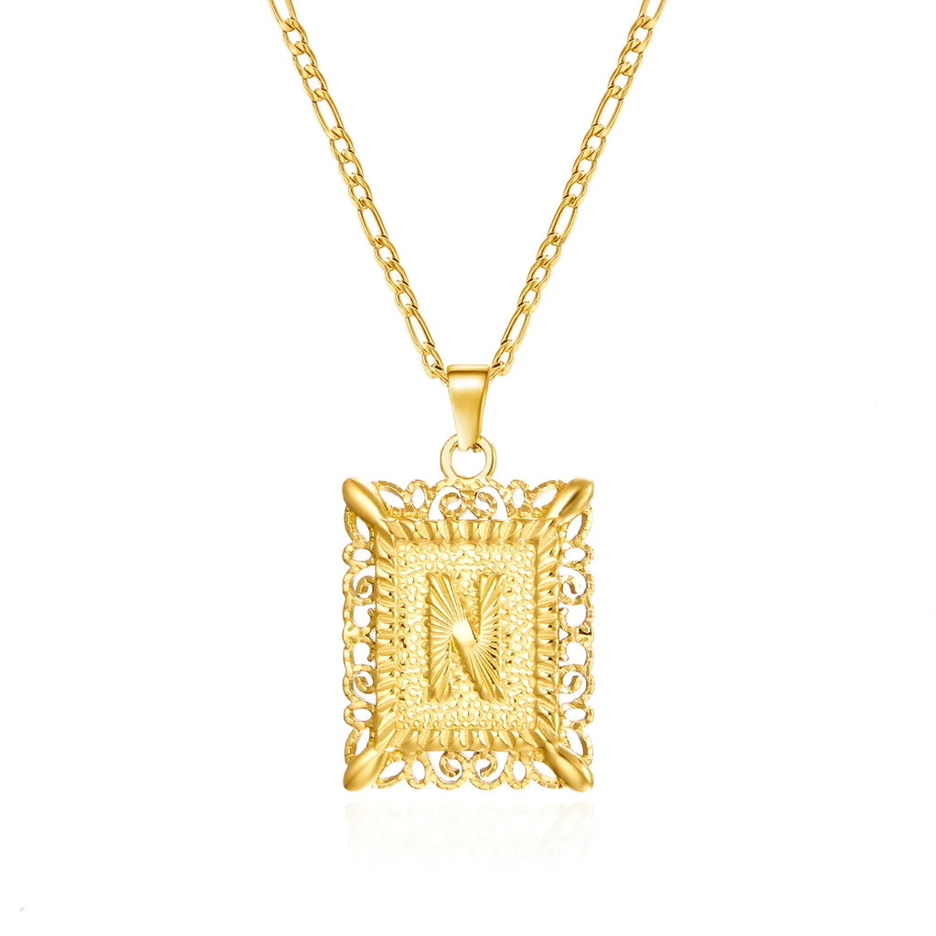 Collar con colgante rectangular con inicial n