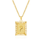 Collar con colgante rectangular con inicial p