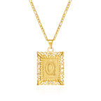 Collar con colgante rectangular con inicial q