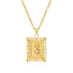Collar con colgante rectangular con inicial s