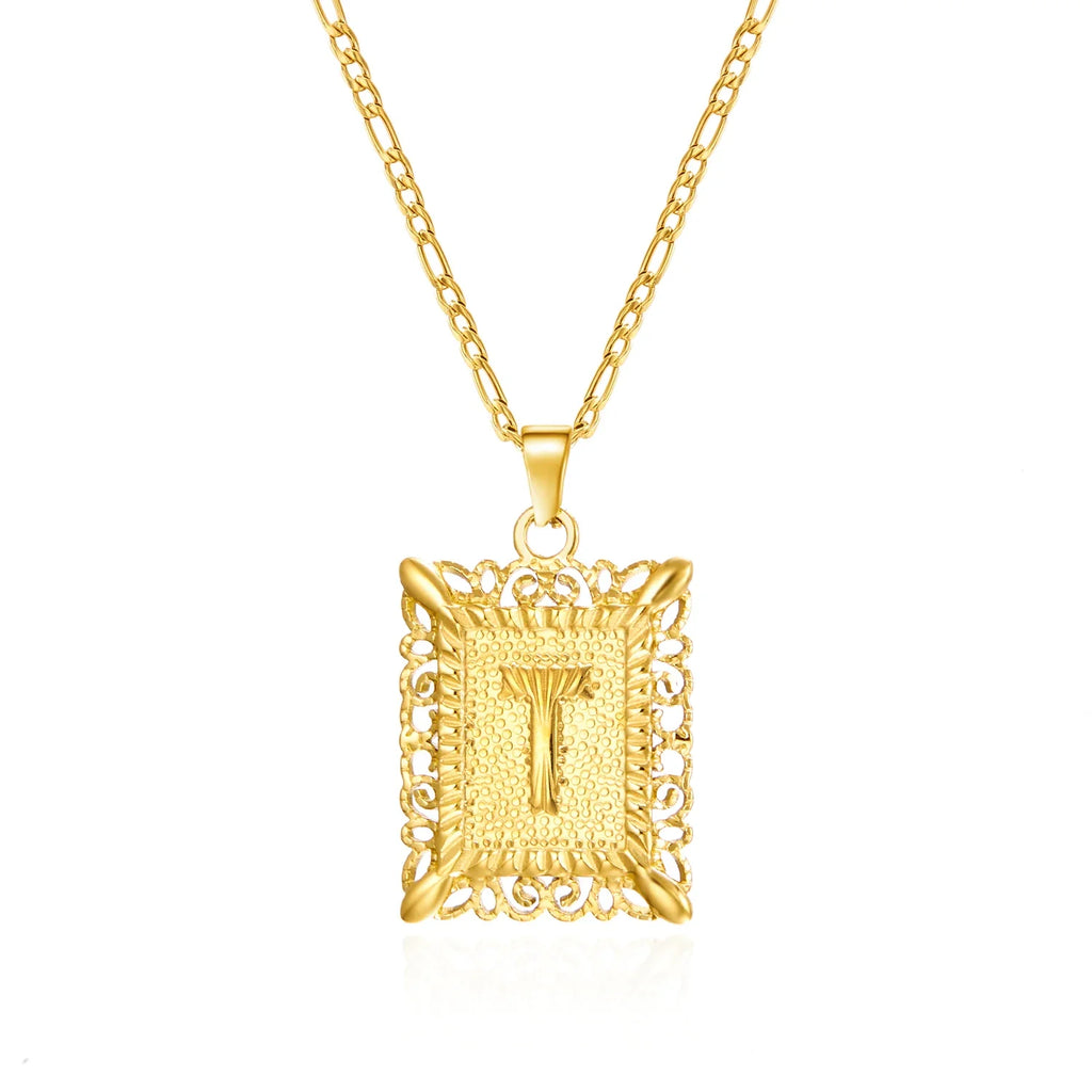 Collar con colgante rectangular con inicial t