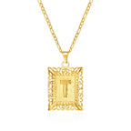 Collar con colgante rectangular con inicial t