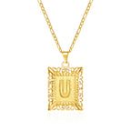 Collar con colgante rectangular con inicial u