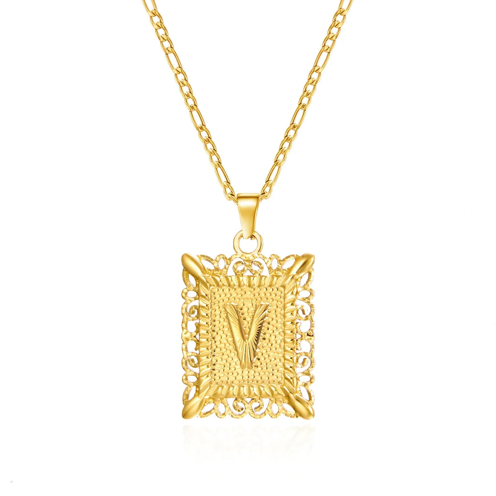 Collar con colgante rectangular con inicial v