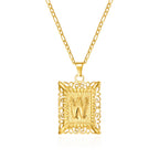 Collar con colgante rectangular con inicial w