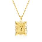 Collar con colgante rectangular con inicial y
