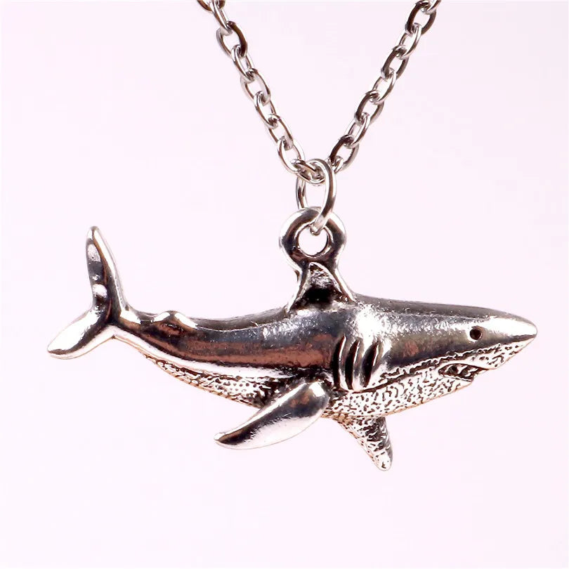 Collar con Colgante de Tiburón plateado