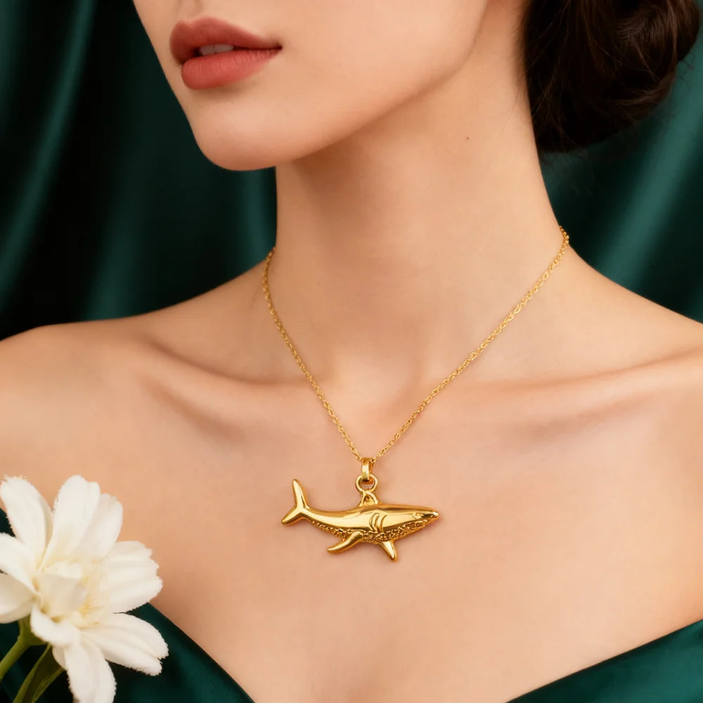 Collar con colgante de tiburón dorado
