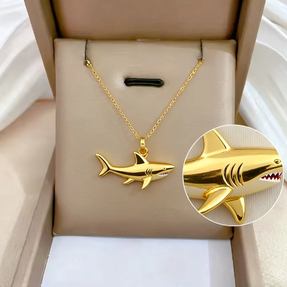 Collar con colgante de tiburón dorado