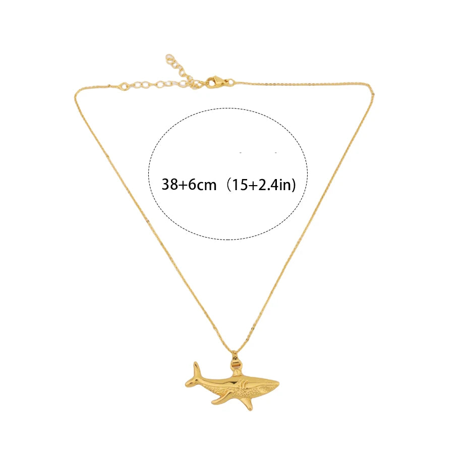 Collar con colgante de tiburón dorado