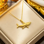 Collar con colgante de tiburón dorado