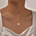 Collar con colgante redondo y motivo de palmera